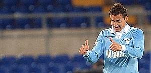 Per Klose va tutto bene: lui segna e la Lazio vince. Afp