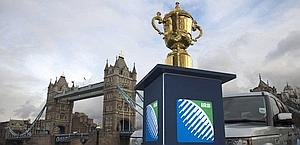 La Webb Ellis Cup davanti al ponte di Londra. Afp