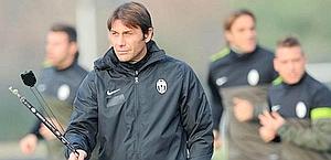 Antonio Conte dirige un allenamento della Juve. Ansa
