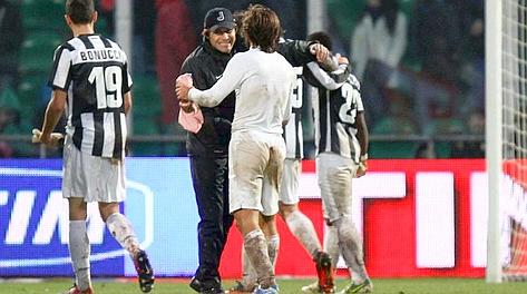 Antonio Conte abbraccia Andrea Pirlo dopo la vittoria di Palermo. LaPresse