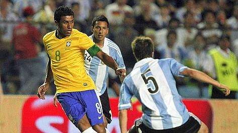 Paulinho col Brasile in una amichevole contro l'Argentina. Reuters