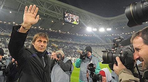 Antonio Conte saluta il pubblico per l'esordio stagionale in panchina allo Stadium. LaPresse