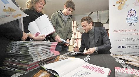 Claudio Marchisio firma autografi al Sant'Anna. LaPresse