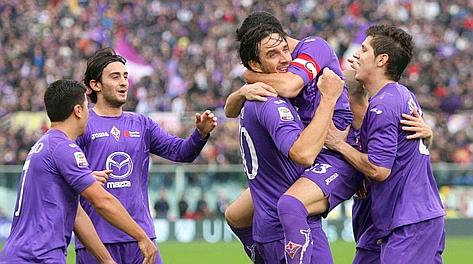 L'abbraccio viola a Toni dopo il vantaggio della Fiorentina. LaPresse