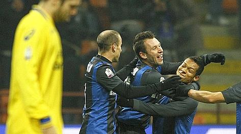 Antonio Cassano festeggiato dopo il gol del vantaggio. LaPresse
