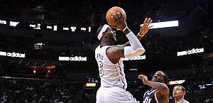 Un'acrobazia di LeBron James contro gli Utah Jazz. Reuters