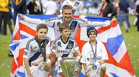 David Beckham, 37 anni, coi figli Brooklin, Romeo e Cruz dopo la vittoria in Mls. Ap