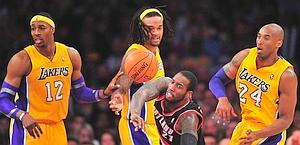 J.J. Hickson contro il trio Lakers Howard-Hill-Bryant. Reuters