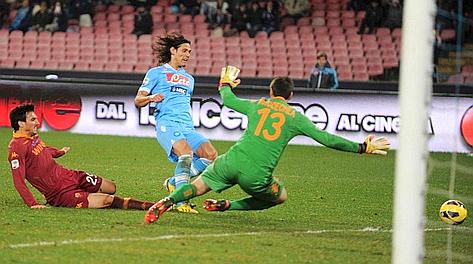 Edinson Cavani segna il primo dei suoi 3 gol alla Roma. Ap