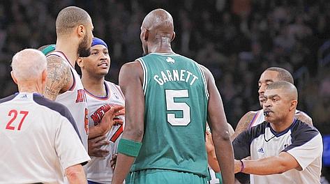 Un arbitro deve intervenire per dividere Carmelo Anthony (7) e Kevin Garnett. Reuters
