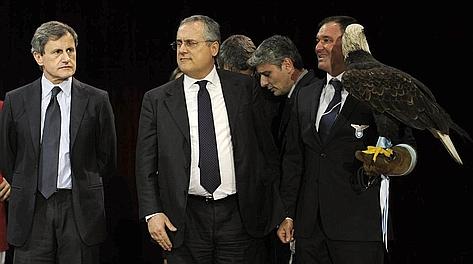 Claudio Lotito, 55 anni, con l'aquila Olympia e il sindaco Gianni Alemanno. LaPresse