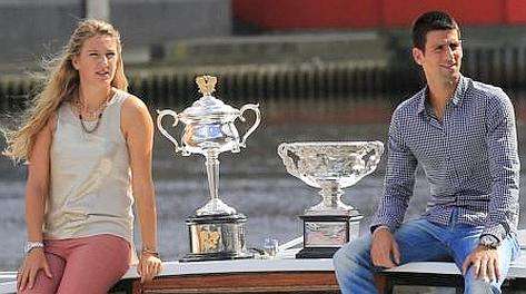 Novak Djokovic e Victoria Azarenka posano con i trofei dell'Australian Open. Epa