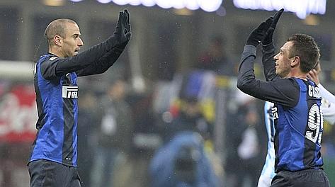 Rodrigo Palacio e Antonio Cassano festeggiano il gol dell'1-0. Ap