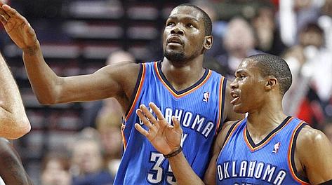 Kevin Durant, a sinistra, e Russell Westbrook celebrano la vittoria. Ap