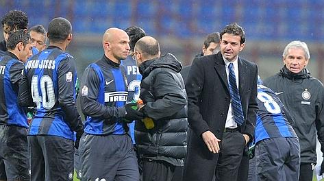 Andrea Stramaccioni esulta con la squadra dopo la vittoria sul Bologna. LaPresse
