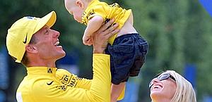 Armstrong con la moglie Kristin e il figlio Luke nel 2000. Epa