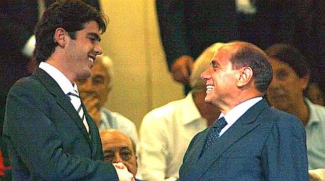 Berlusconi e Kak in tribuna a S. Siro nel 2003. Ansa