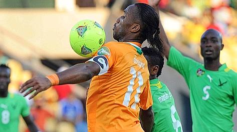 Didier Drogba impegnato contro il Togo nella Coppa d'Africa. Afp