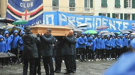 Il feretro del presidente della Sampdoria, Riccardo Garrone, arriva nella chiesa del Ges, a piazza Matteotti a Genova. Ansa
