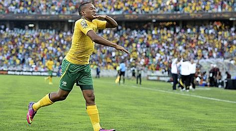 Lehlohonolo Majoro festeggia il secondo gol del Sudafrica. Afp
