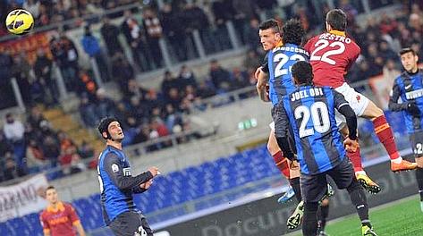 Il colpo di testa vincente di Alessandro Florenzi per l'1-0 della Roma. Ansa