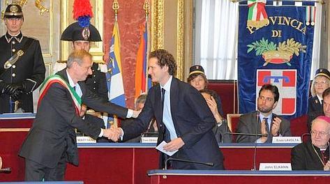 Jonh Elkann e il sindaco di Torino Piero Fassino durante la cerimonia in Comune. LaPresse
