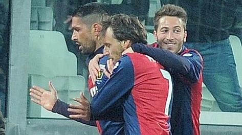 L'abbraccio dei compagni a Marco Borriello dopo l'1-1. Ansa