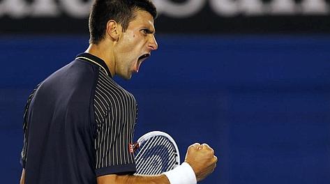La carica di Novak Djokovic dopo il primo break del match. Reuters