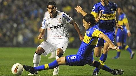 Paulinho, 24 anni, in azione in Coppa Libertadores contro il Boca. Ansa
