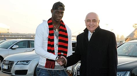 Mario Balotelli con Adriano Galliani all'arrivo a Malpensa. Afp