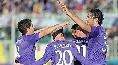 I viola festeggiano il primo gol del 2013 di Luca Toni. Ansa