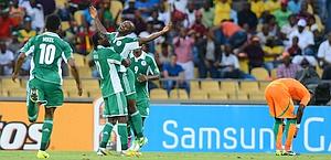 La gioia dei nigeriani dopo il gol partita. Afp