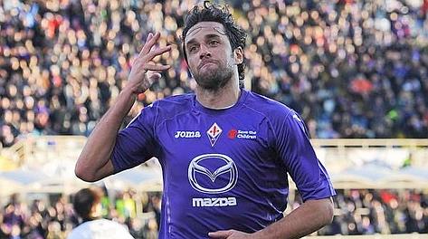 Luca Toni, 35 anni, festeggia il settimo gol in campionato al Franchi. Ansa