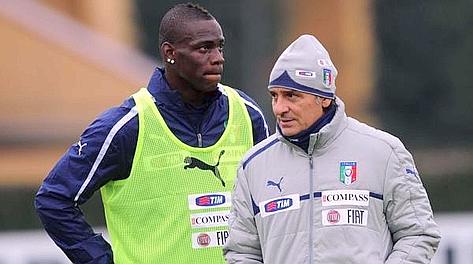 Cesare Prandelli, c.t. azzurro, con Mario Balotelli. Ansa