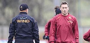 Andreazzoli (di spalle) con Totti in allenamento. Ansa
