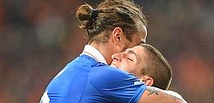 Osvaldo abbraccia Verratti. Ap