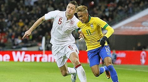 Neymar affrontato da Gary Cahill in Inghilterra-Brasile. Ap