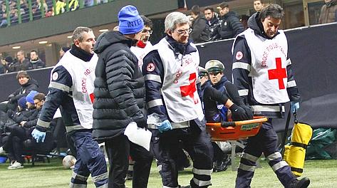Diego Milito portato via in barella dopo il brutto infortunio. LaPresse