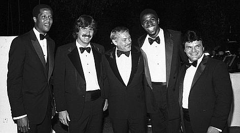 Jerry Buss nel 1980, al suo primo successo con i Lakers: alla sua sinistra Magic Johnson. Ap