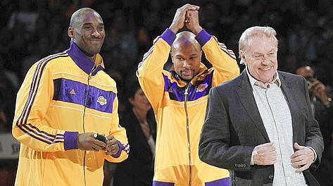Buss con Kobe Bryant e Derek Fisher celebra il titolo del 2010, il suo ultimo da proprietario. Ap