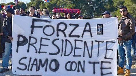 Il sostegno dei tifosi rossobl davanti al carcere di Buoncammino per Massimo Cellino. Ansa