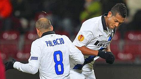 Fredy Guarin e Rodrigo Palacio festeggiano il primo gol dell'Inter. Epa