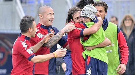 Daniele Conti ha abbracciato il figlio Bruno dopo il gol. TM News - infophoto