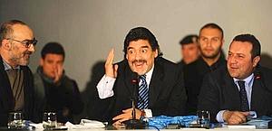 Diego Maradona in conferenza a Napoli fra i suoi legali. Ansa