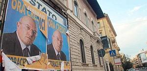 Manifesti elettorali mostrano Francesco Storace, candidato per le regionali nel Lazio. Ansa