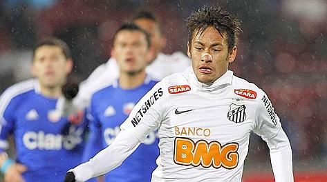 Neymar in azione con la maglia del Santos. Reuters