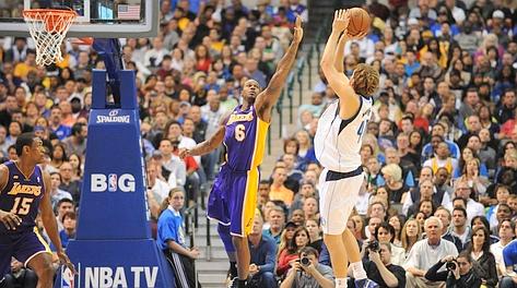 Dirk Nowitzki al tiro nella gara con i Los Angeles Lakers. LaPresse