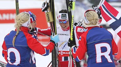 Marit Bjoergen abbracciatta dalle compagne:  oro Norvegia. Ap