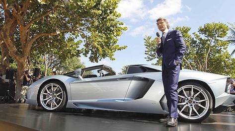 Il presidente e a.d. di Lamborghini, Stephan Winkelmann, illustra le caratteristiche della Aventador Roadster. Reuters