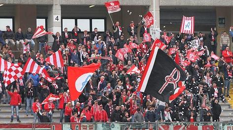 I tifosi del Vicenza in festa per la vittoria di Padova. LaPresse